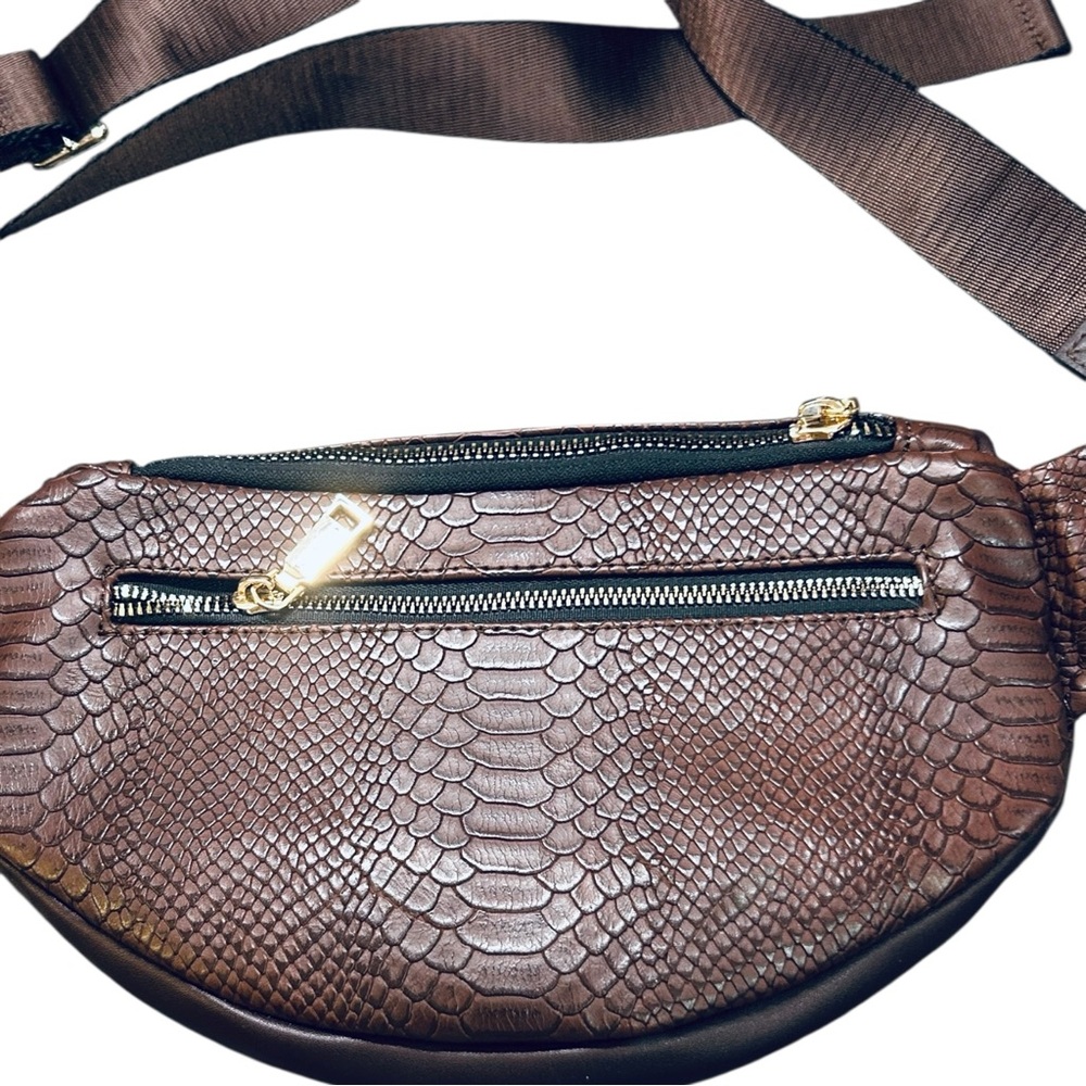 TOTE&CARRY SIGNATURE EVERYDAY FANNY PACK IN CHOCOLATE - Picture 5 of 14